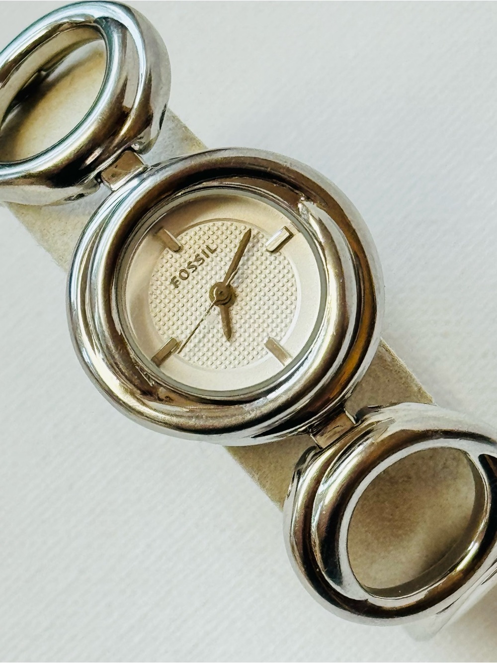 Fossil 26mm Women's Circle Link Dress Watch Silver Bracelet Textured Dial ES2580